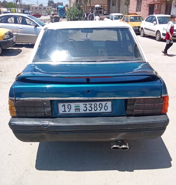 مازدا 929 1983 - صورة 2