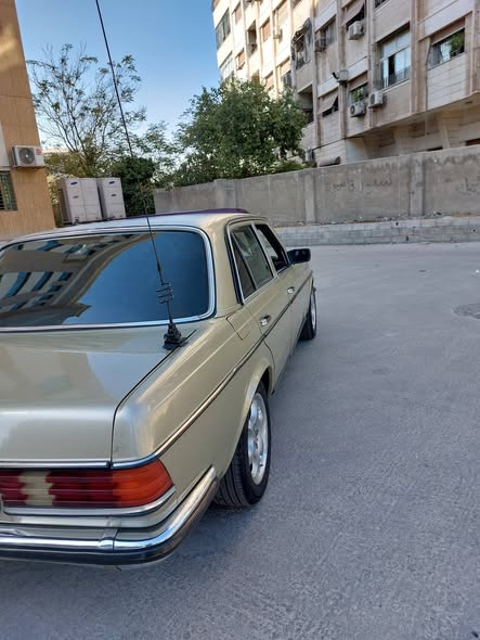 مرسيدس 200 1981 - صورة 3