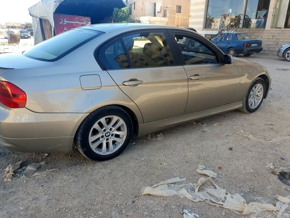 بي إم دبليو 320i 2010 - صورة 2