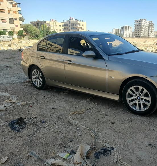 بي إم دبليو 320i 2010 - صورة 3