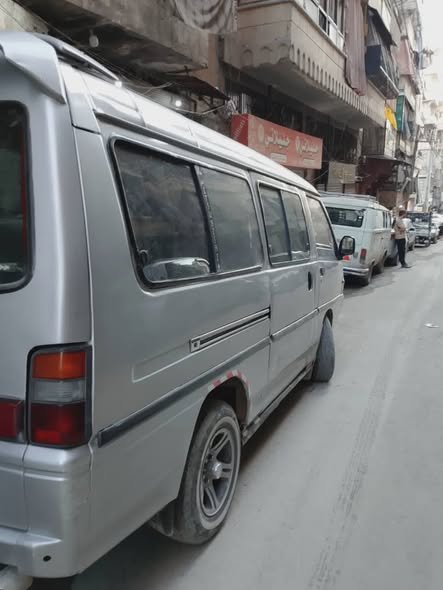 ميتسوبيشي ديليكا 1993 - صورة 1