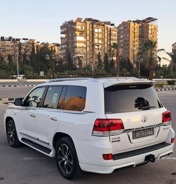 تويوتا لاندكروزر 2020 - صورة 1