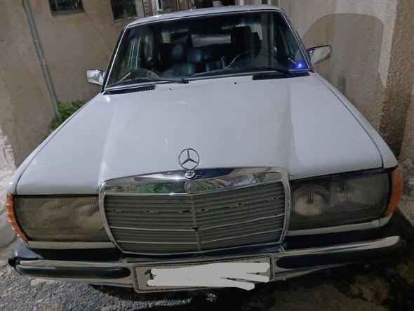 مرسيدس 230 1980 - صورة 1