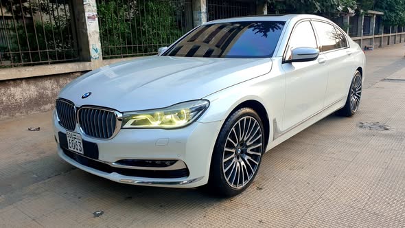 بي إم دبليو 750 2016 - صورة 1