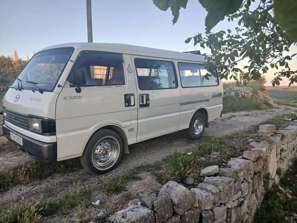 مازدا اي ٢٢٠٠ 1996 - صورة 1