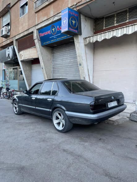 بي إم دبليو 730i 1992 - صورة 1