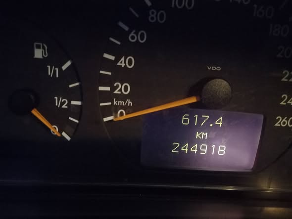 مرسيدس E-Class 2000 - صورة 1
