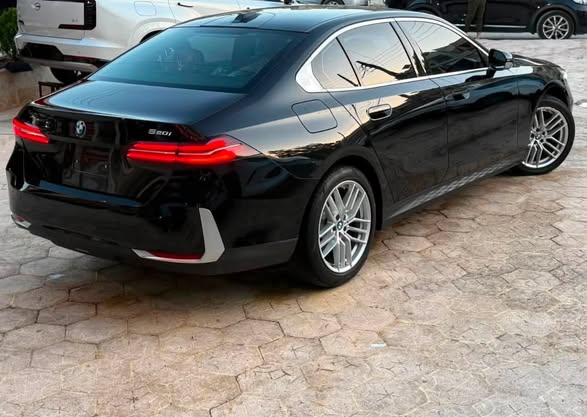 بي إم دبليو 520i 2024 - صورة 1