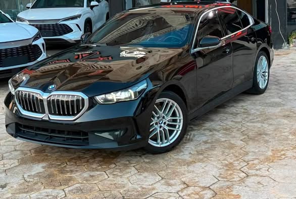 بي إم دبليو 520i 2024 - صورة 2