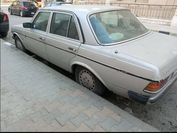 مرسيدس E200 1982 - صورة 4