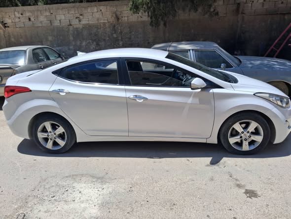 هيونداي أفانتي 2012 - صورة 1