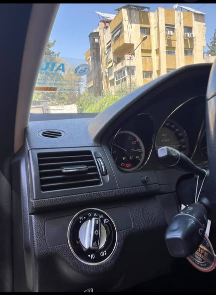 مرسيدس C180 2010 - صورة 2