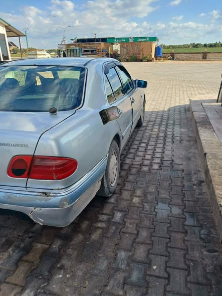 مرسيدس E-Class 2001 - صورة 2