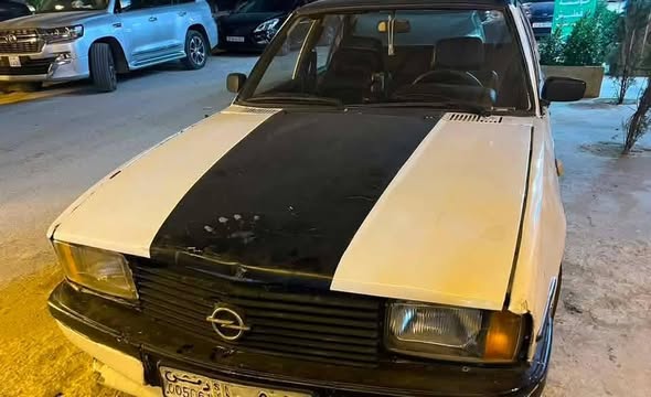 اوبل اسكونا 1977 - صورة 1