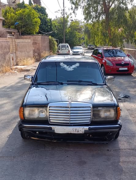مرسيدس 230 1982 - صورة 1
