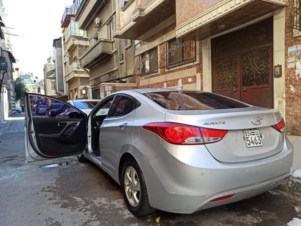 هيونداي أفانتي 2012 - صورة 2