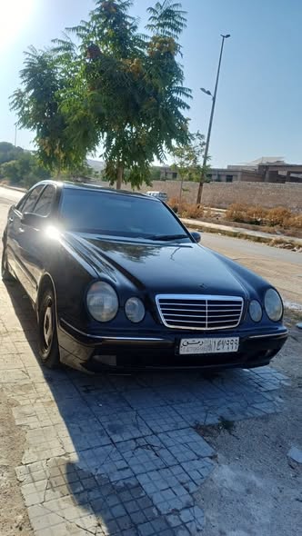 مرسيدس E200 2001 - صورة 1