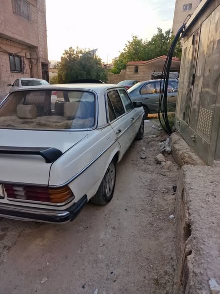مرسيدس 200 1982 - صورة 1
