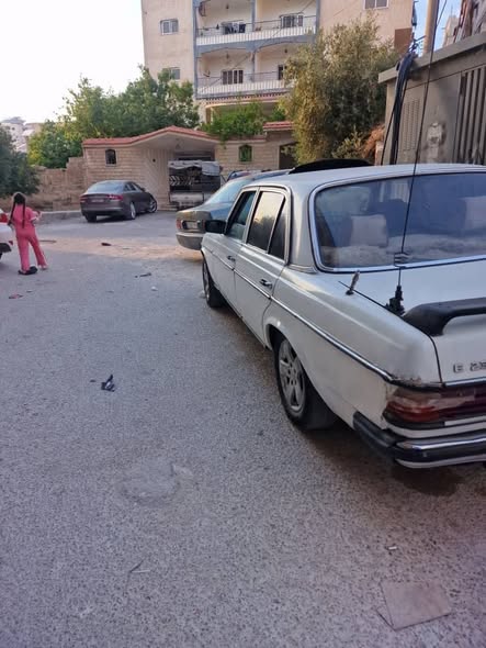 مرسيدس 200 1982 - صورة 4