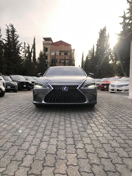 لكزس اي اس 2020 - صورة 1