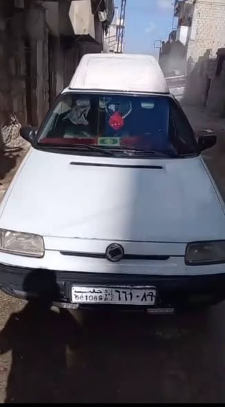 سكودا بيك أب 1996 - صورة 1