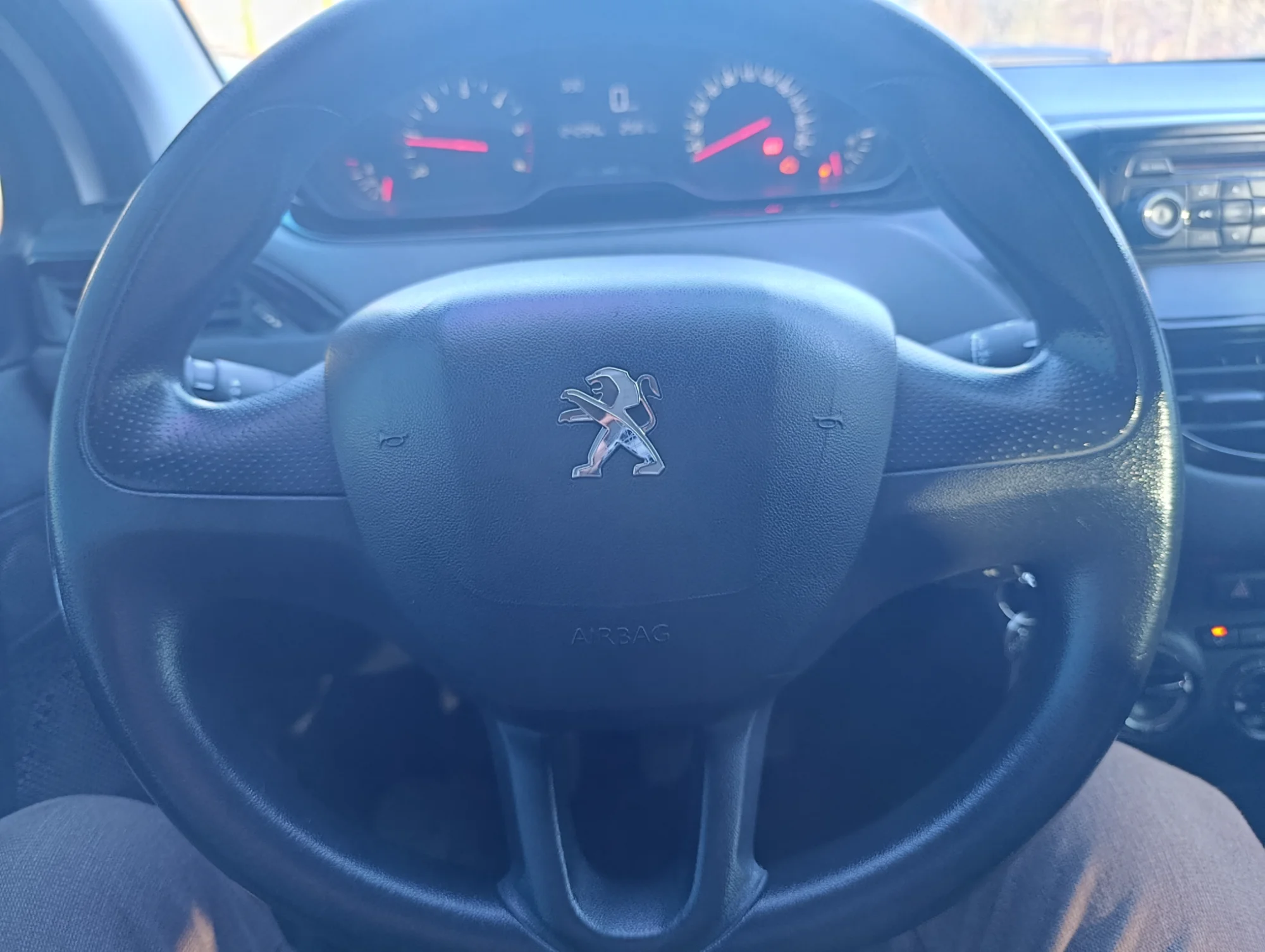 بيجو 208 عادي 2013 بحالة ممتازة واقتصادية - صورة 2