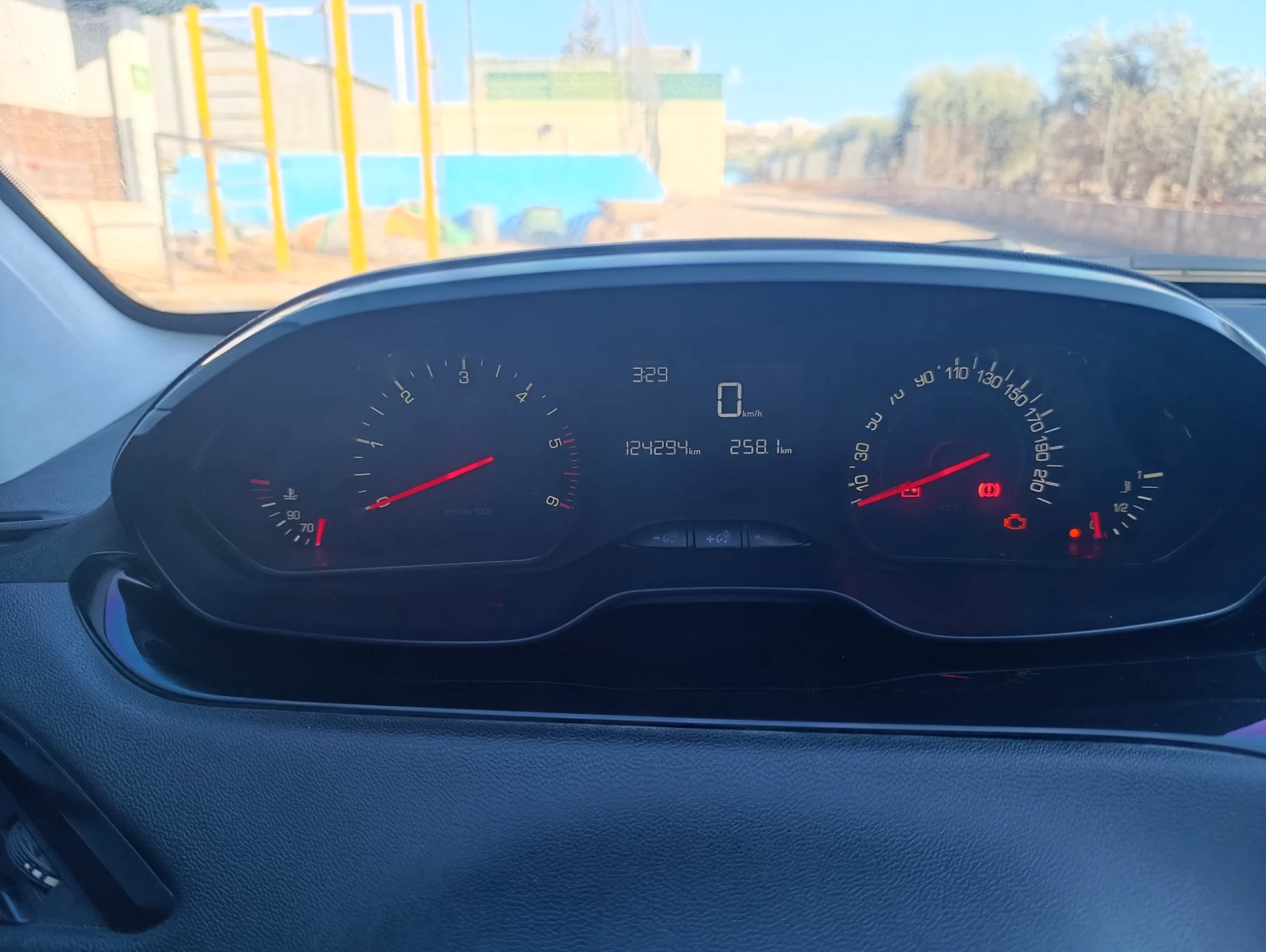 بيجو 208 عادي 2013 بحالة ممتازة واقتصادية - صورة 4