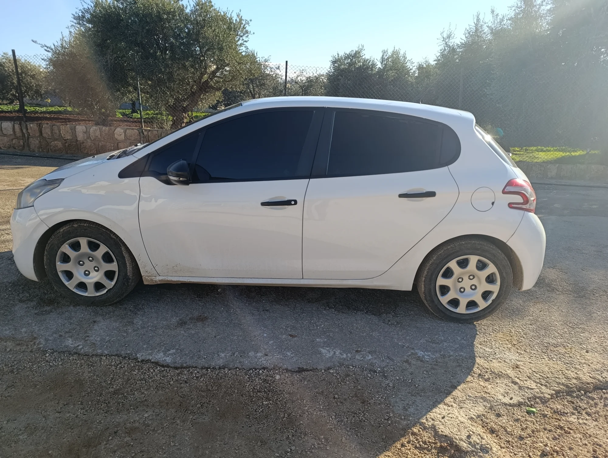 بيجو 208 عادي 2013 بحالة ممتازة واقتصادية - صورة 8