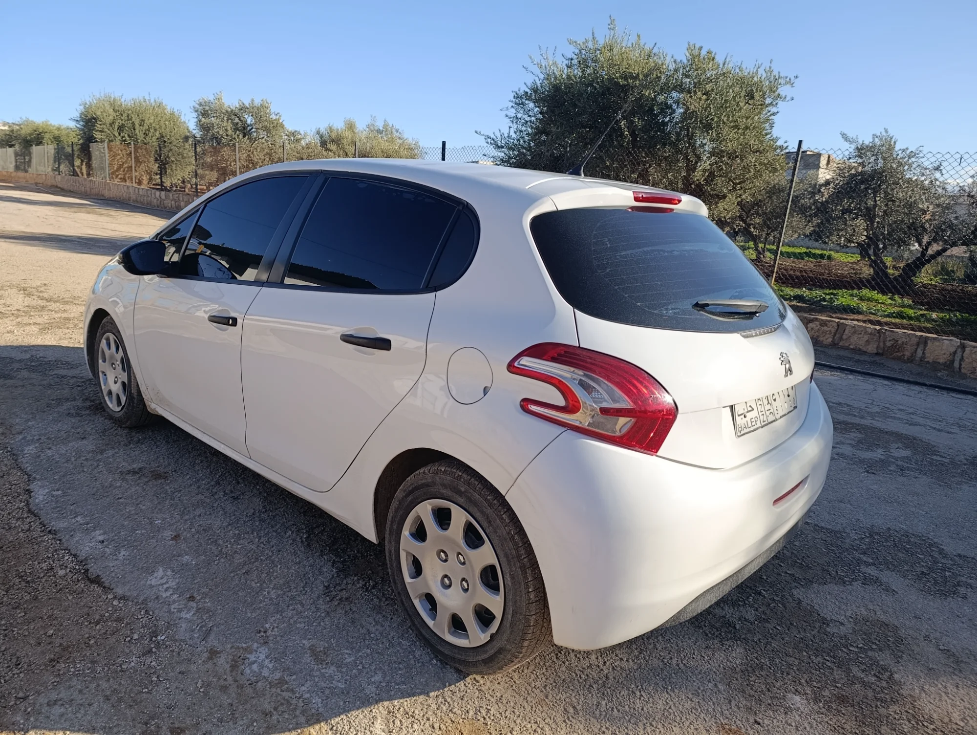 بيجو 208 عادي 2013 بحالة ممتازة واقتصادية - صورة 9