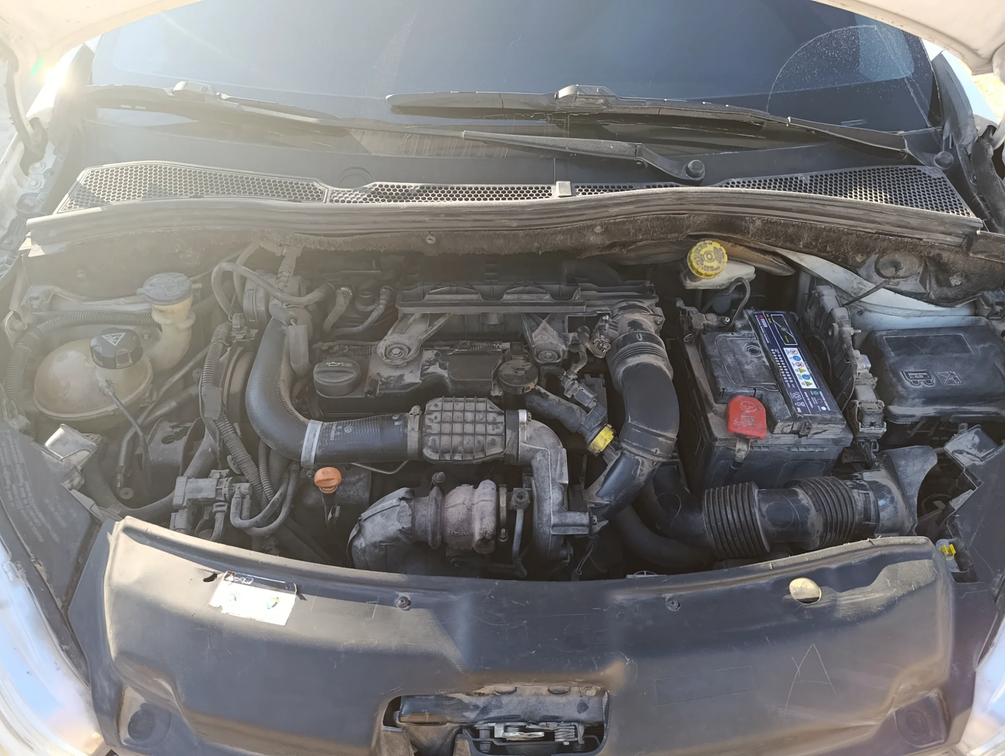 بيجو 208 عادي 2013 بحالة ممتازة واقتصادية - صورة 12