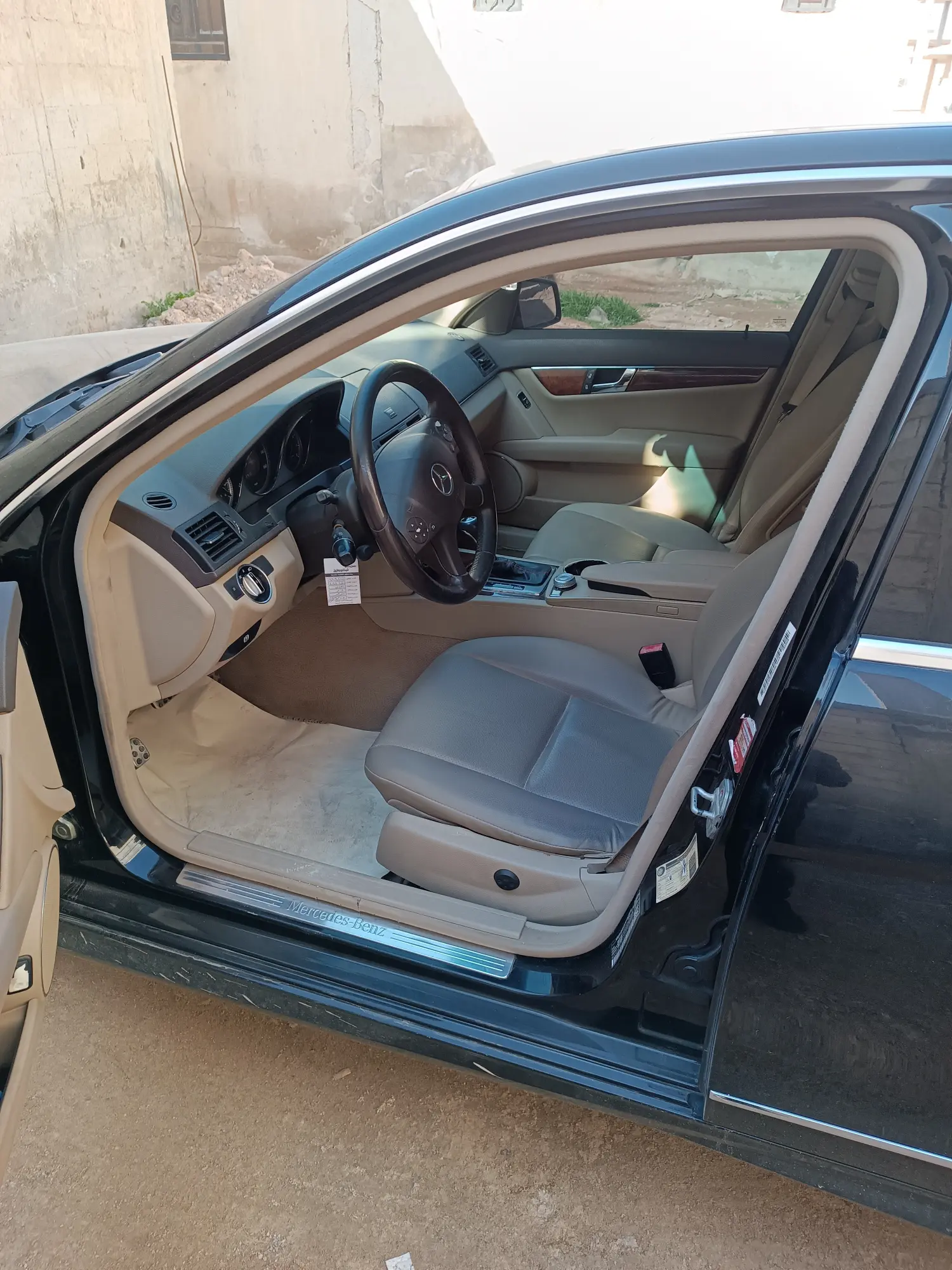 مرسيدس-بنز سي كلاس 2011 أوتوماتيك بحالة جيدة - صورة 2