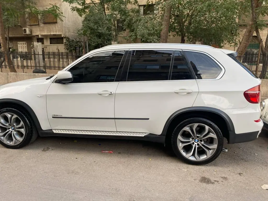 BMW X5 2012 للبيع بمواصفات فاخرة وسقف بانورامي - صورة 1