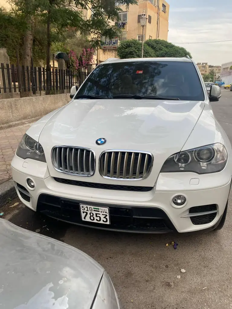 BMW X5 2012 للبيع بمواصفات فاخرة وسقف بانورامي - صورة 5