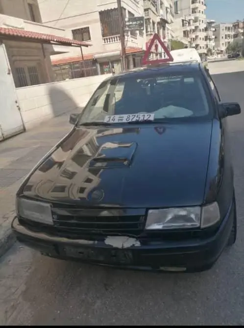 أوبل فيكترا 1993 سيدان للبيع بمظهر رياضي - صورة 1