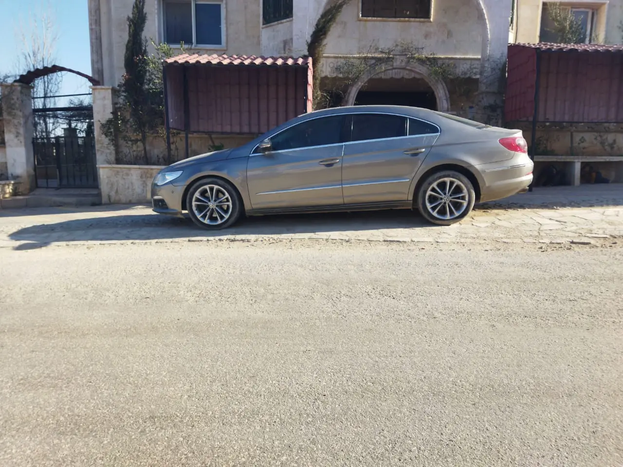 فولكس فاجن CC 2010 سيدان بتصميم كوبيه رياضي - صورة 2