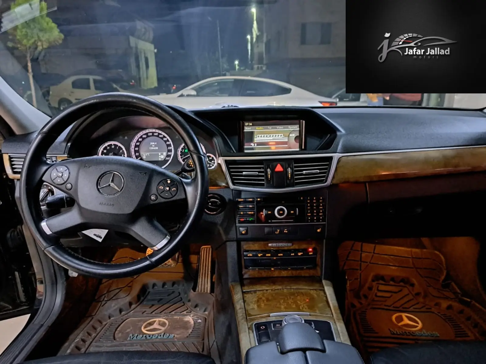 مرسيدس-بنز E-Class موديل 2011 بحالة ممتازة - صورة 3