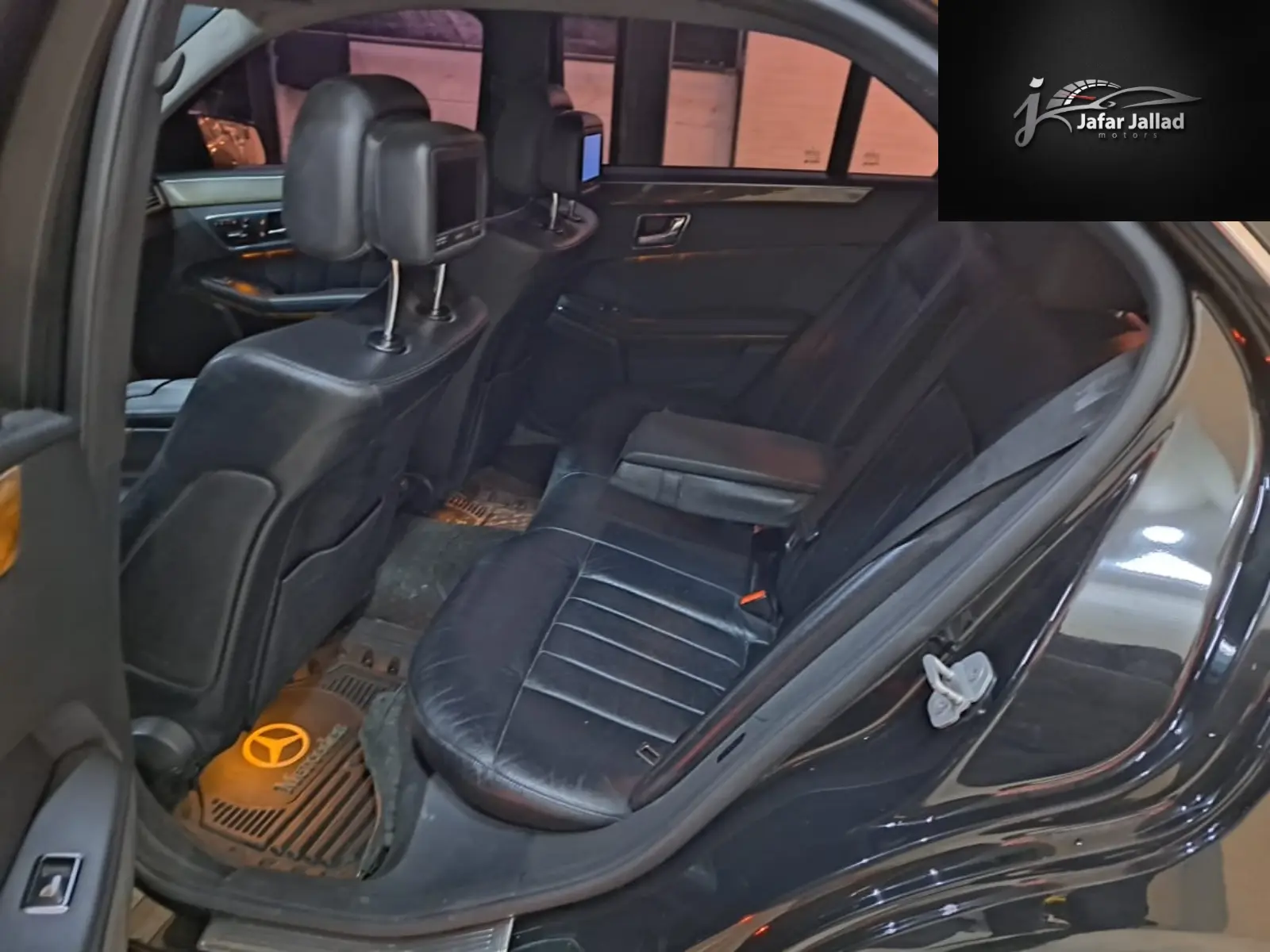 مرسيدس-بنز E-Class موديل 2011 بحالة ممتازة - صورة 4