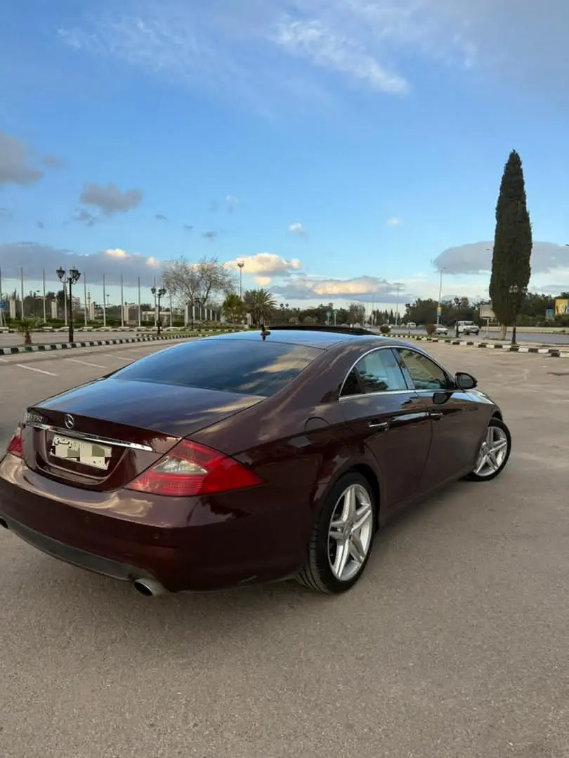مرسيدس بنز CLS350 موديل 2007 بحالة ممتازة - صورة 2