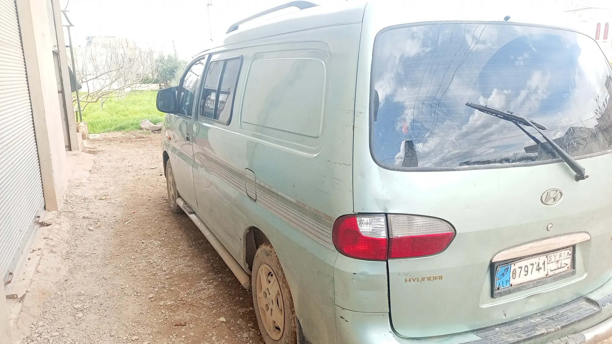 هيونداي H-1 موديل 2004 - مركبة اعتمادية ومميزة - صورة 2