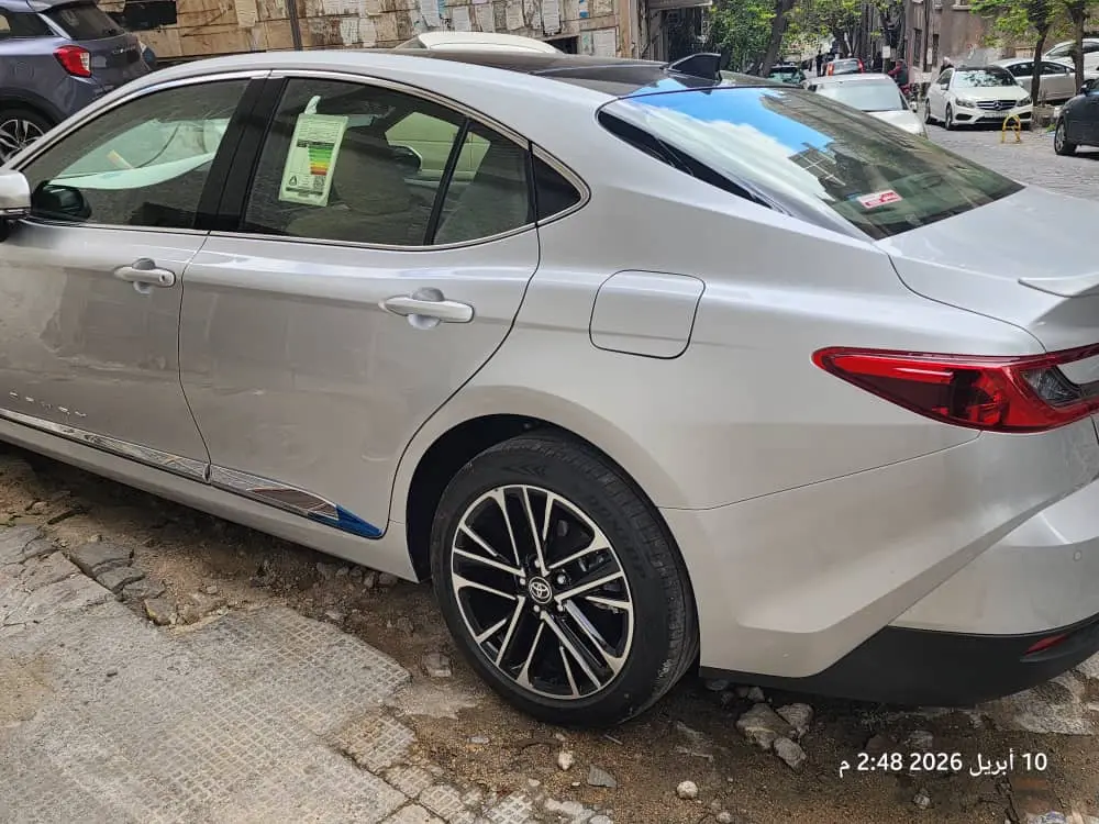 تويوتا كامري 2026 بحالة الوكالة - تصميم عصري وأداء هجين - صورة 1