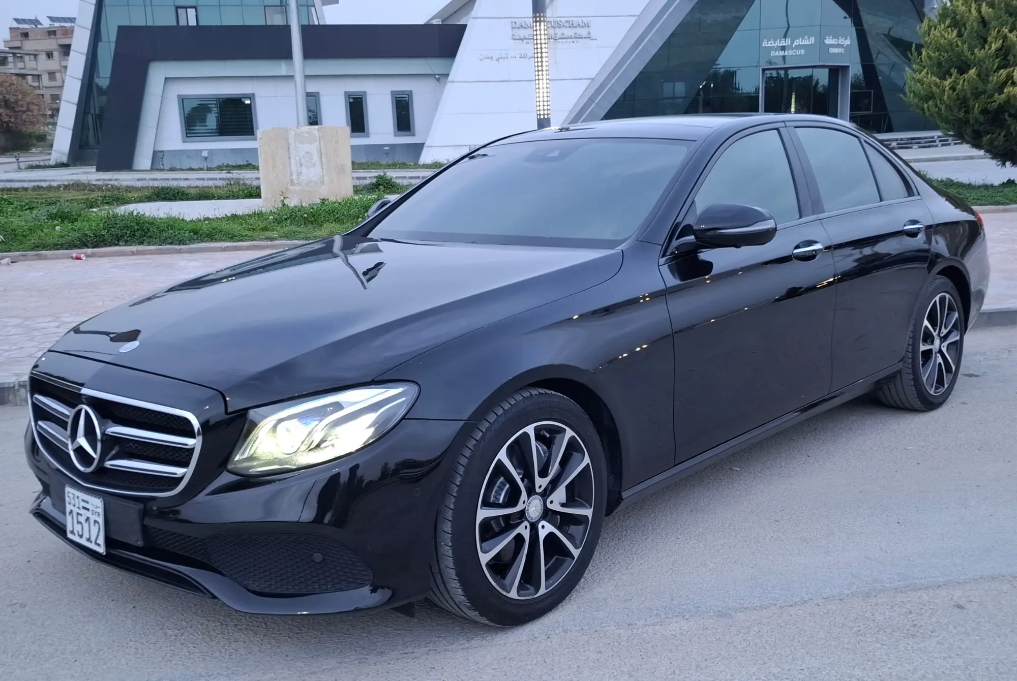 مرسيدس-بنز E 300 موديل 2018 بحالة ممتازة - صورة 1