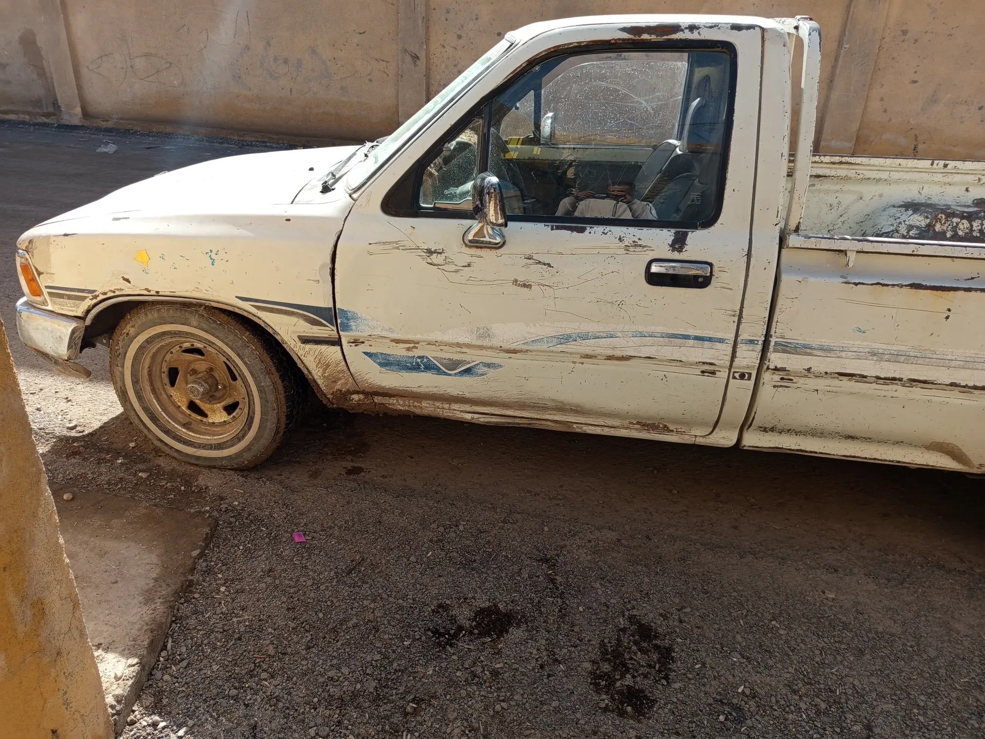 تويوتا هايلكس 1993 شاحنة اعتمادية وقوية - صورة 3