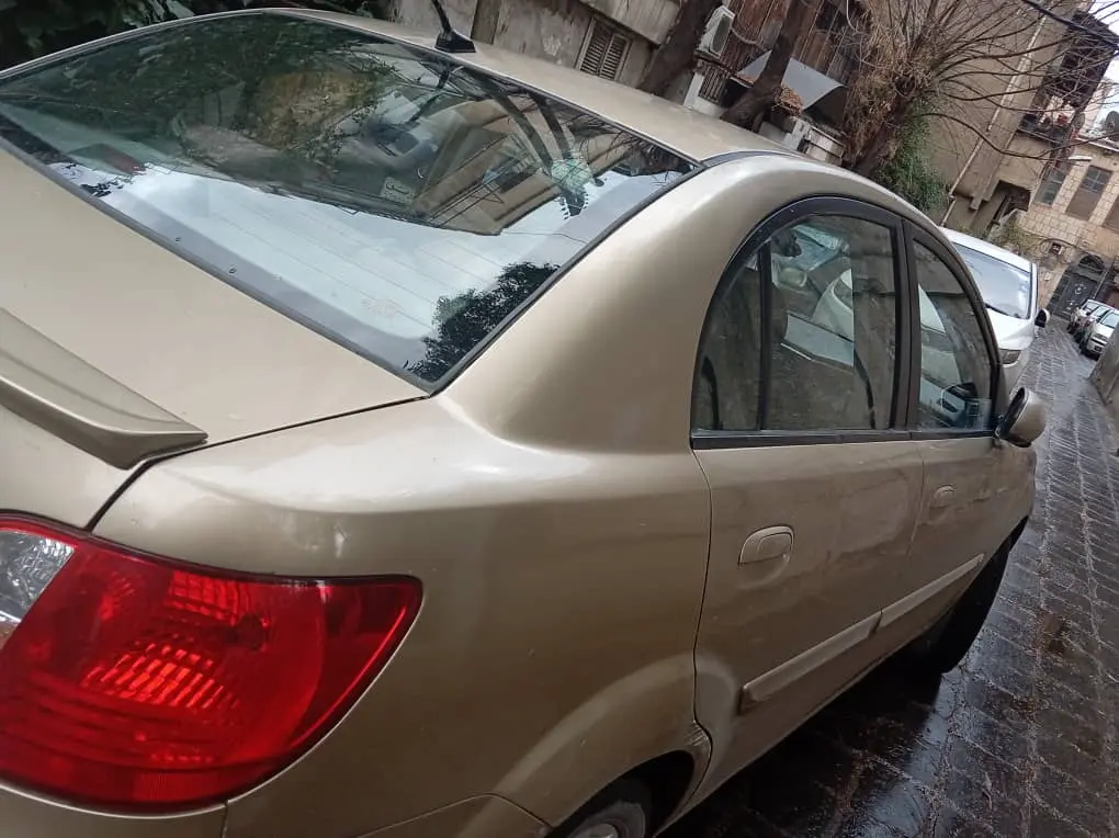 كيا ريو 2010 اقتصادية موثوقة خاليه جوا وسقف من برا بخ ٣قطع نظافة طارة فورتي ماشيه ٨٥الف 2010 آتوماتي - صورة 5