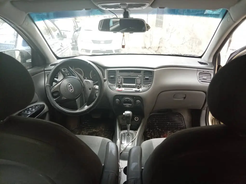 كيا ريو 2010 اقتصادية موثوقة خاليه جوا وسقف من برا بخ ٣قطع نظافة طارة فورتي ماشيه ٨٥الف 2010 آتوماتي - صورة 7