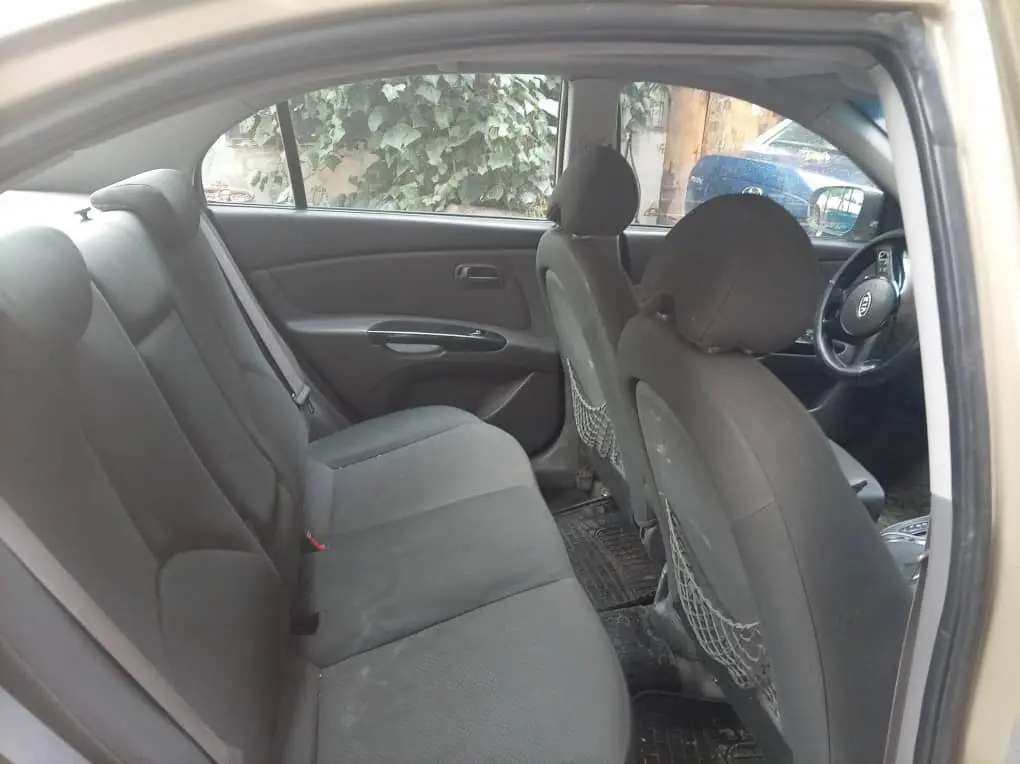 كيا ريو 2010 اقتصادية موثوقة خاليه جوا وسقف من برا بخ ٣قطع نظافة طارة فورتي ماشيه ٨٥الف 2010 آتوماتي - صورة 8