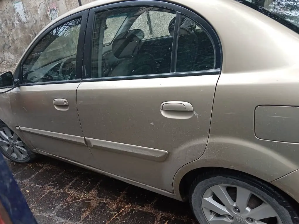 كيا ريو 2010 اقتصادية موثوقة خاليه جوا وسقف من برا بخ ٣قطع نظافة طارة فورتي ماشيه ٨٥الف 2010 آتوماتي - صورة 9