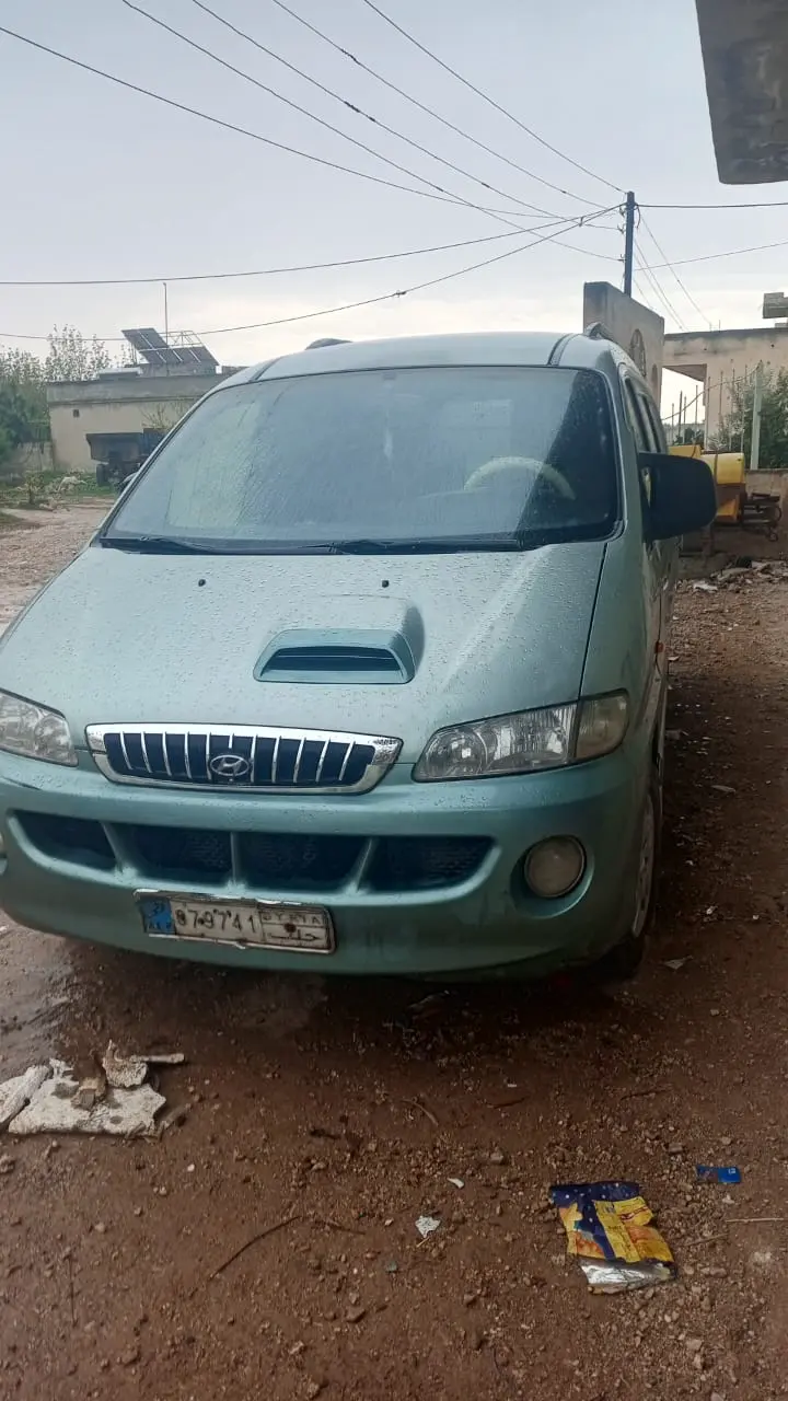 هيونداي H-1 موديل 2004 - سيارة واسعة وعملية