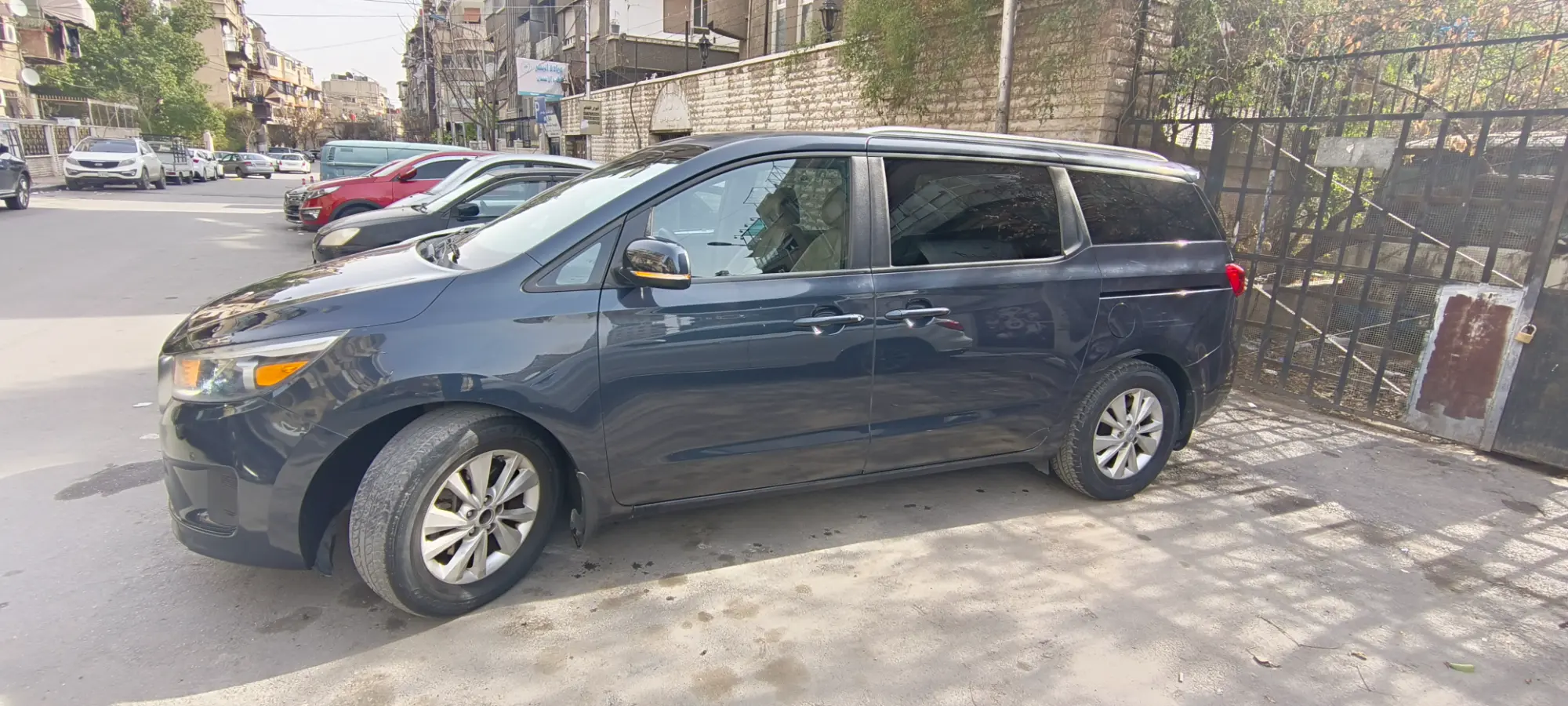 كيا سيدونا 2016 عائلية وعملية بحالة ممتازة - صورة 7