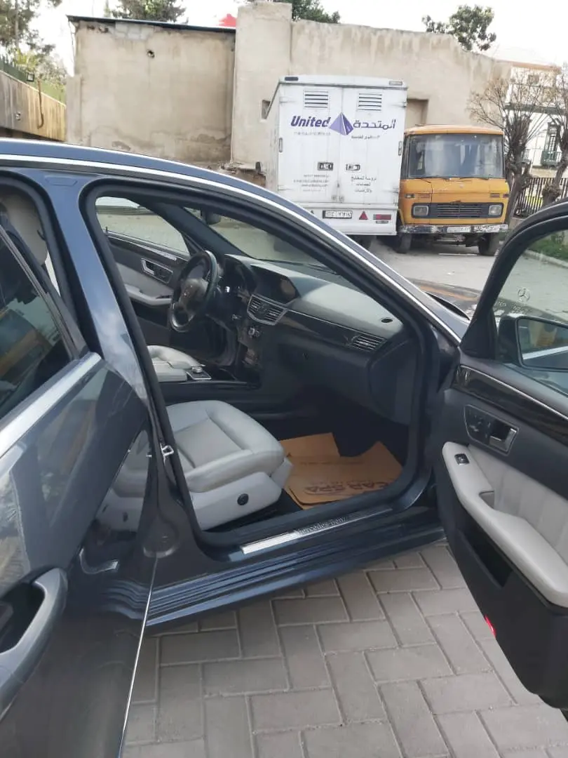 مرسيدس-بنز E 350 موديل 2012 بحالة ممتازة - صورة 2