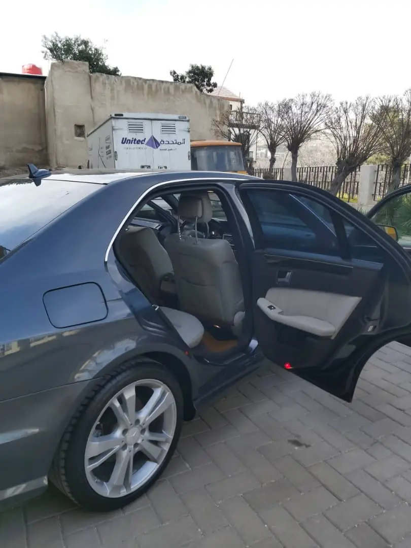 مرسيدس-بنز E 350 موديل 2012 بحالة ممتازة - صورة 4